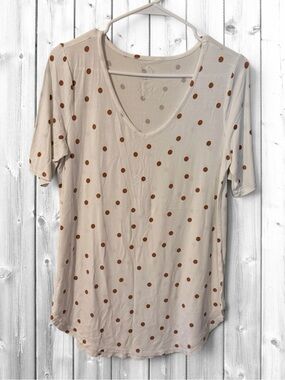 🌼24/7 Maurices V-Neck Short Sleeve Tee in Cream with Brown Polka Dots